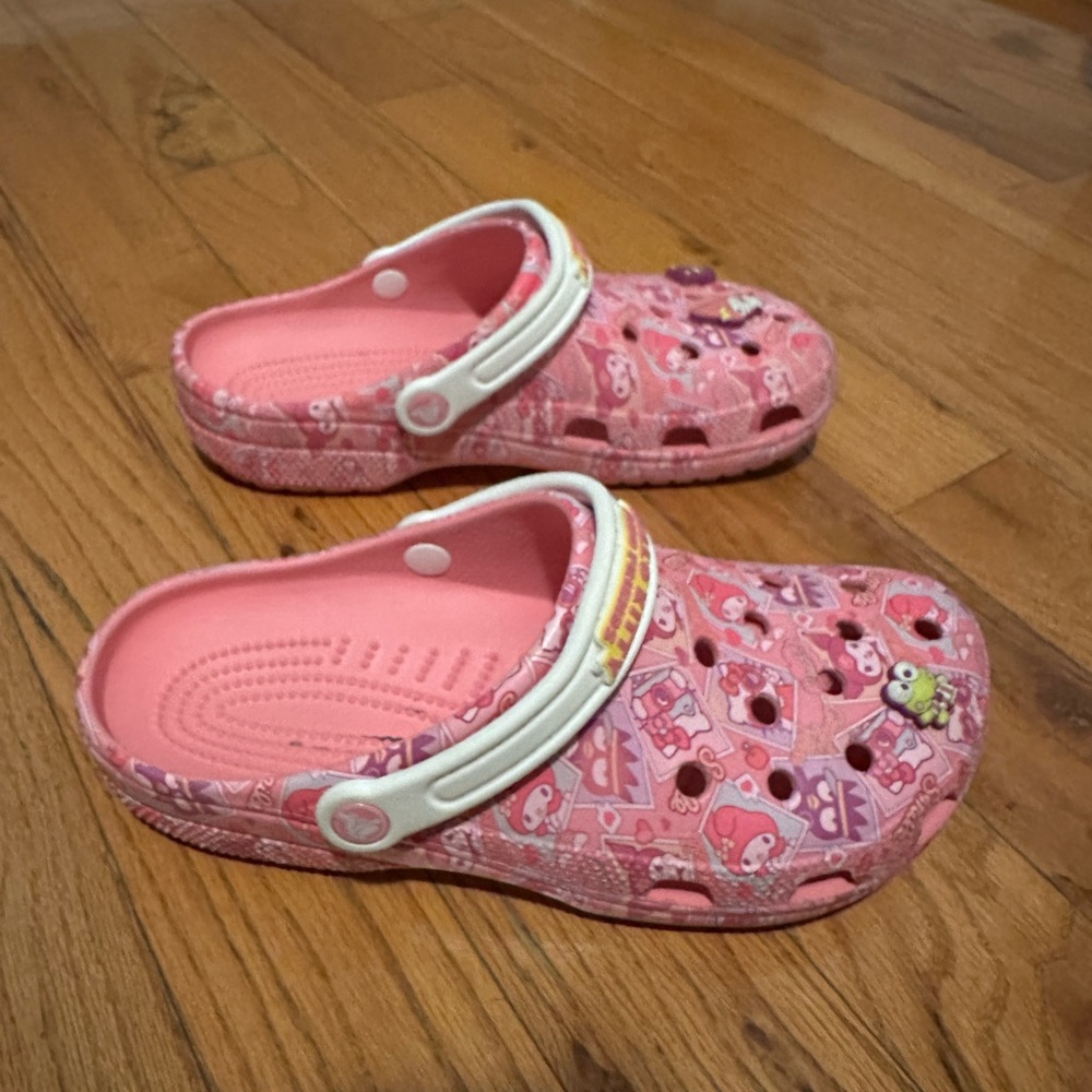 Hello Kitty Pink Patterned crocs - Picture 4 of 4